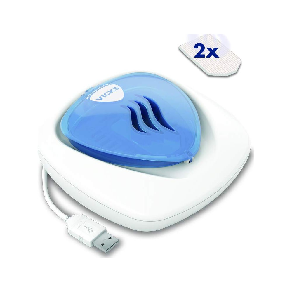 Beyaz tabanlı ve USB kablolu mavi Vicks nemlendirici. İki adet koku pedi gösterilmektedir.