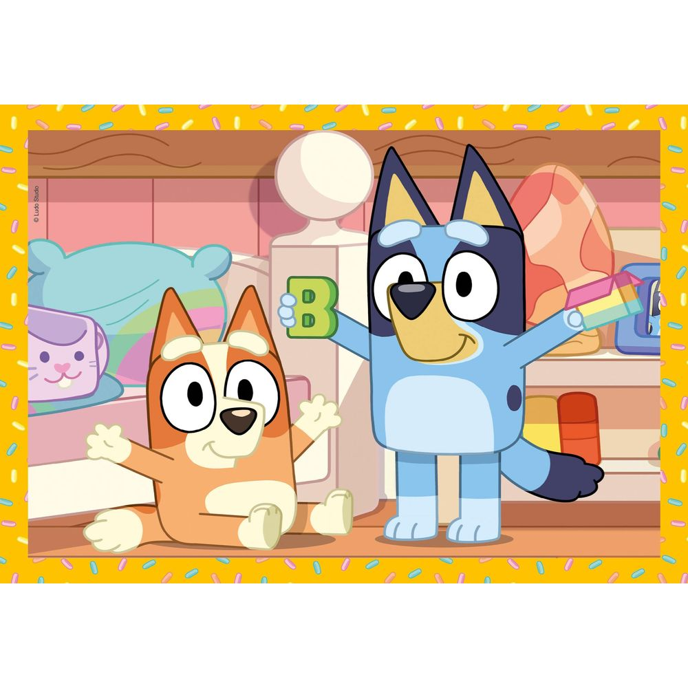 Bluey und Bingo Hunde spielen mit Buchstabe B Block und Regenbogen Spielzeug.