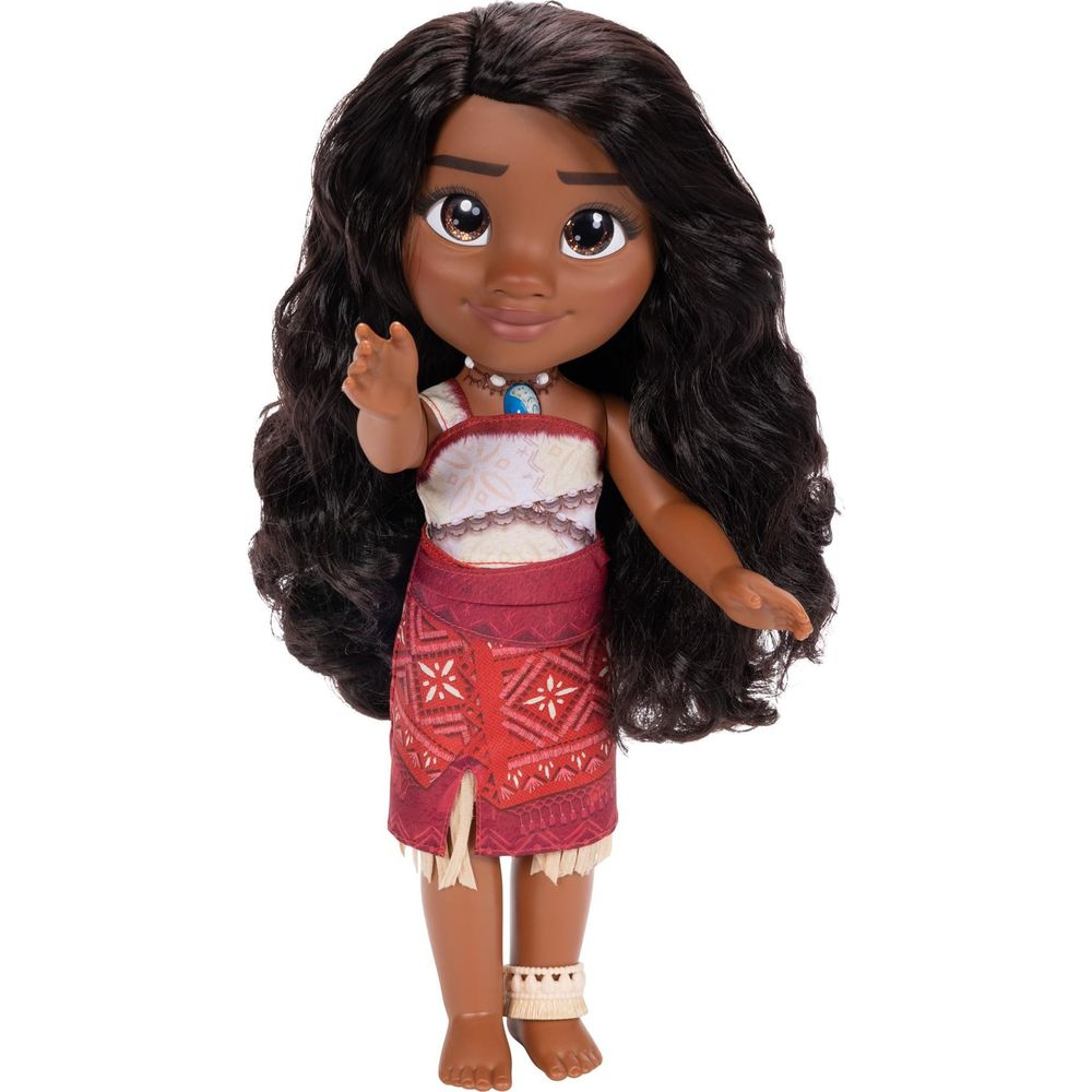 Una muñeca Moana con pelo oscuro y atuendo tradicional.