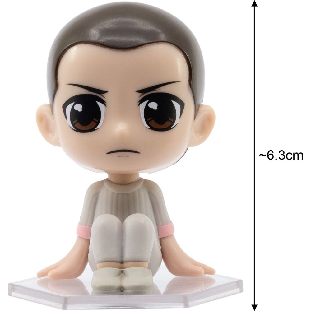 Eine Chibi-Figur von Eleven aus Stranger Things, 6,3 cm groß, sitzt auf einer klaren Basis.