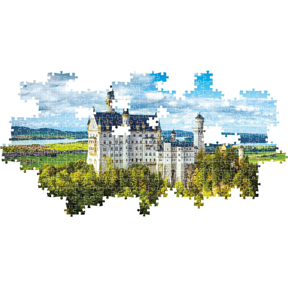 Castillo de Neuschwanstein como rompecabezas ante un fondo de montaña con lago y cielo.