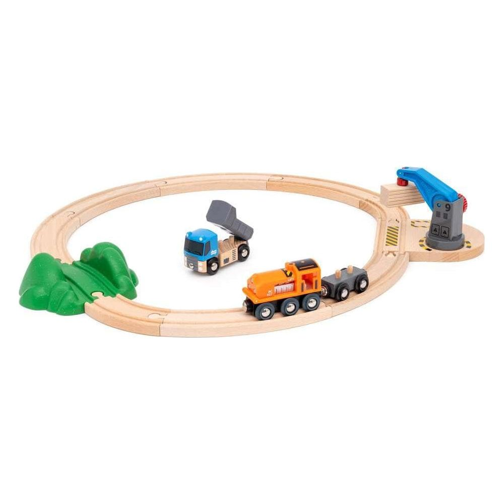 Drewniany tor kolejowy z niebieską wywrotką, pomarańczowym pociągiem i niebieskim dźwigiem.