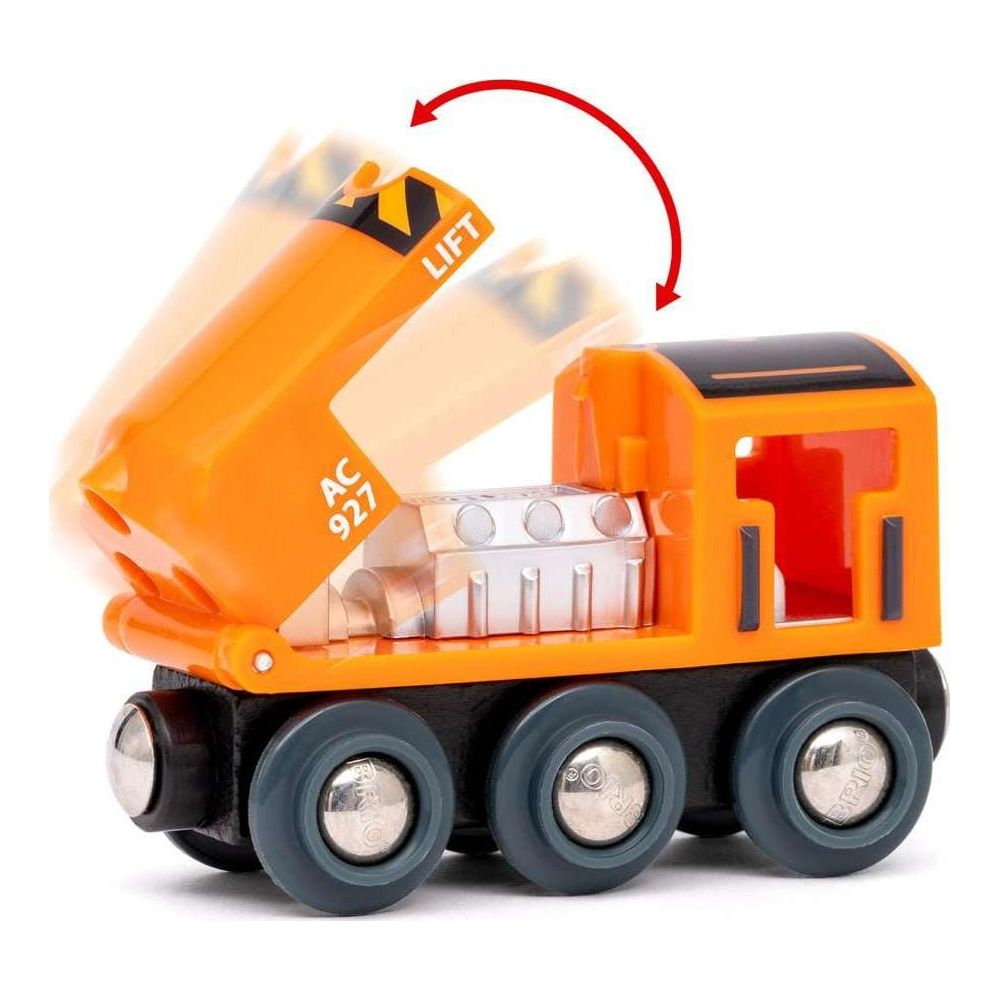 Pomarańczowa lokomotywa zabawkowa z podniesionym ramieniem podnoszącym.