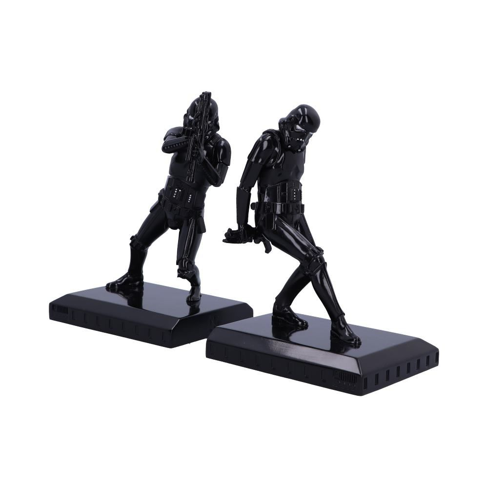 Zwei schwarze Star Wars Figuren auf schwarzen Sockeln mit Waffen.
