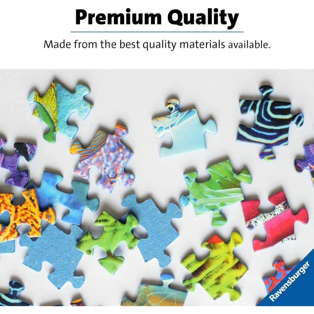 Rozrzucone kolorowe elementy układanki o różnych wzorach na białym tle. Widoczne logo Ravensburger.