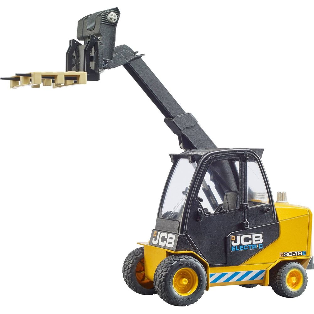 Żółty wózek widłowy zabawka z logo JCB unoszący paletę.