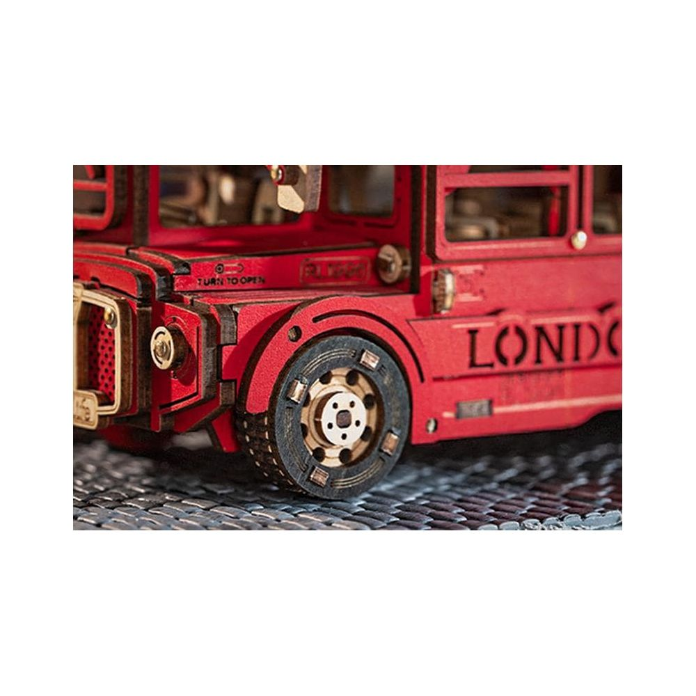Ein roter Holzmodell-Doppeldeckerbus mit dem Wort LONDON auf der Seite.