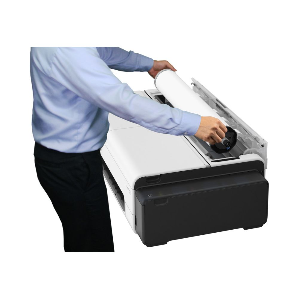 Mężczyzna wkłada rolkę papieru do drukarki.