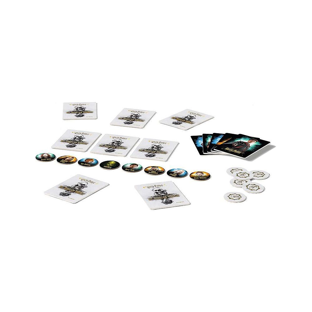 Cartes, jetons et pions du jeu Harry Potter sur fond blanc.