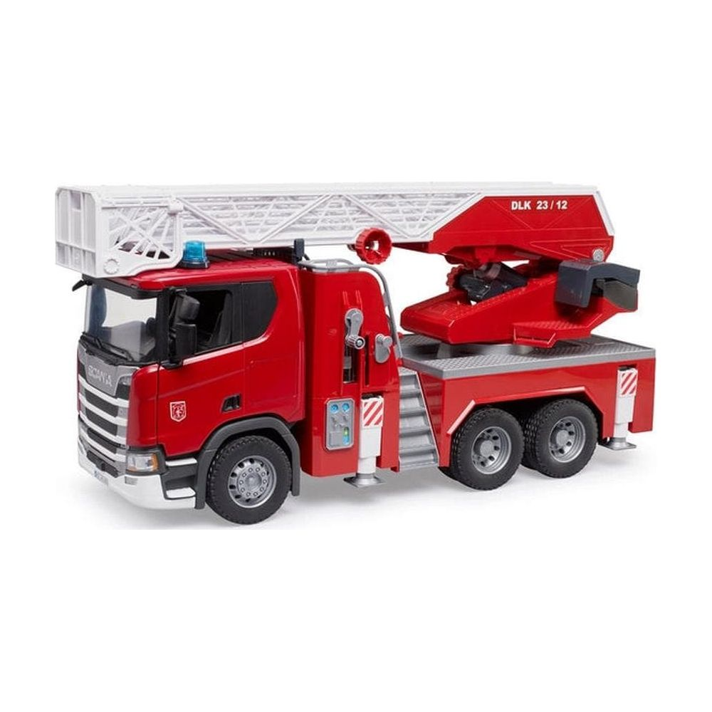 Czerwony wóz strażacki z wysuwanym wysięgnikiem drabinkowym na białym tle.