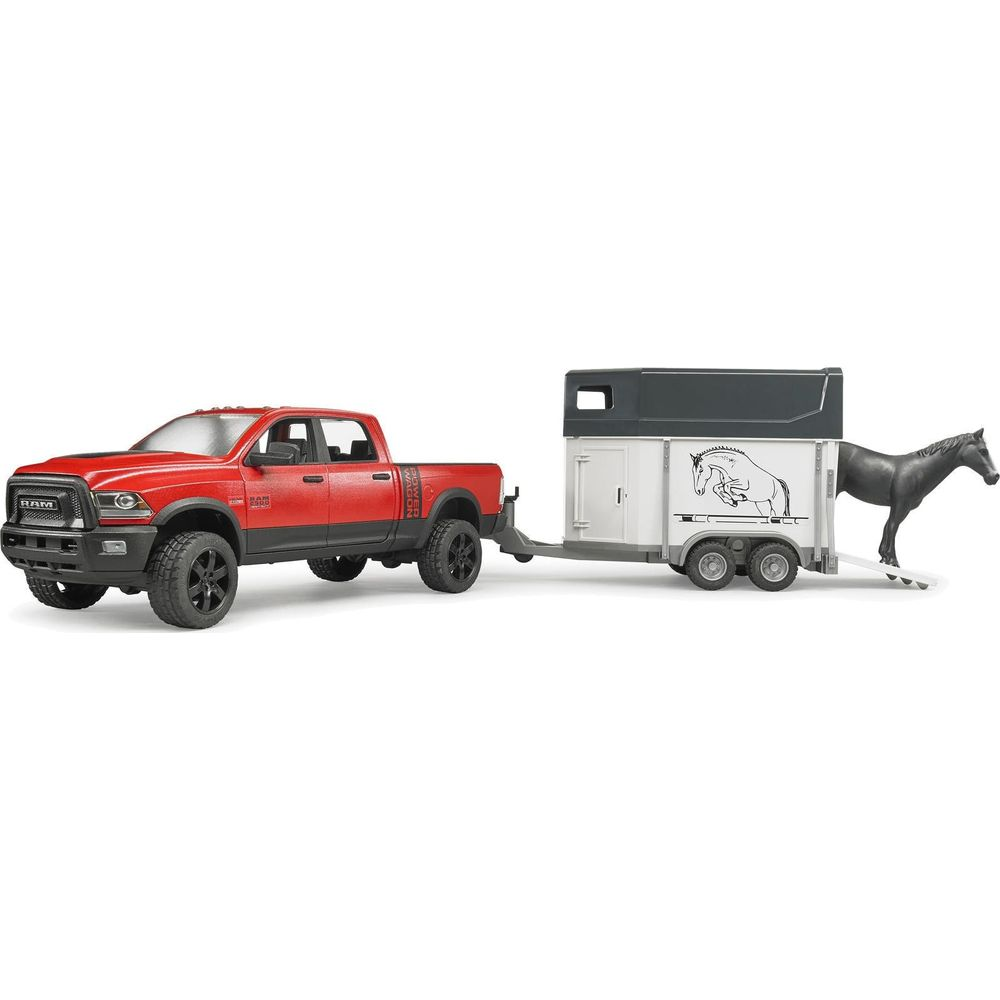 Czerwona ciężarówka Ram ciągnie białą przyczepę dla koni z czarnym koniem na rampie.