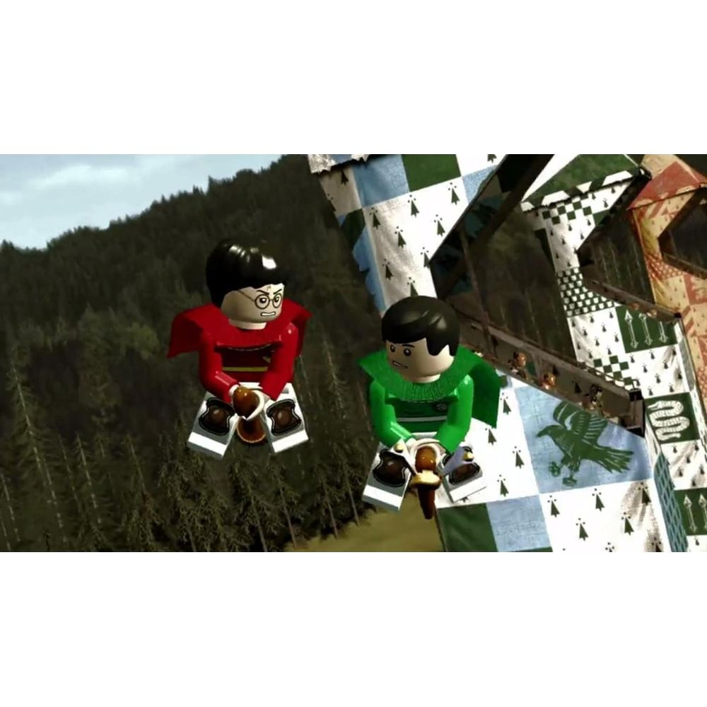Lego-Figuren Harry Potter & Draco Malfoy fliegen auf Besen durch die Luft.