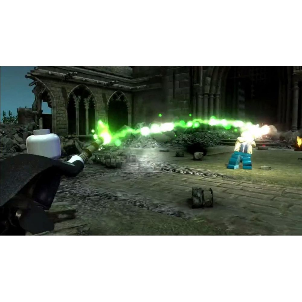 Zwei Lego-Figuren kämpfen mit grünen Zaubern vor einer Ruine.