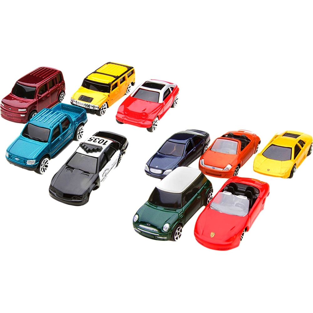 Mehrere Spielzeugautos in verschiedenen Farben und Typen auf weißem Hintergrund.