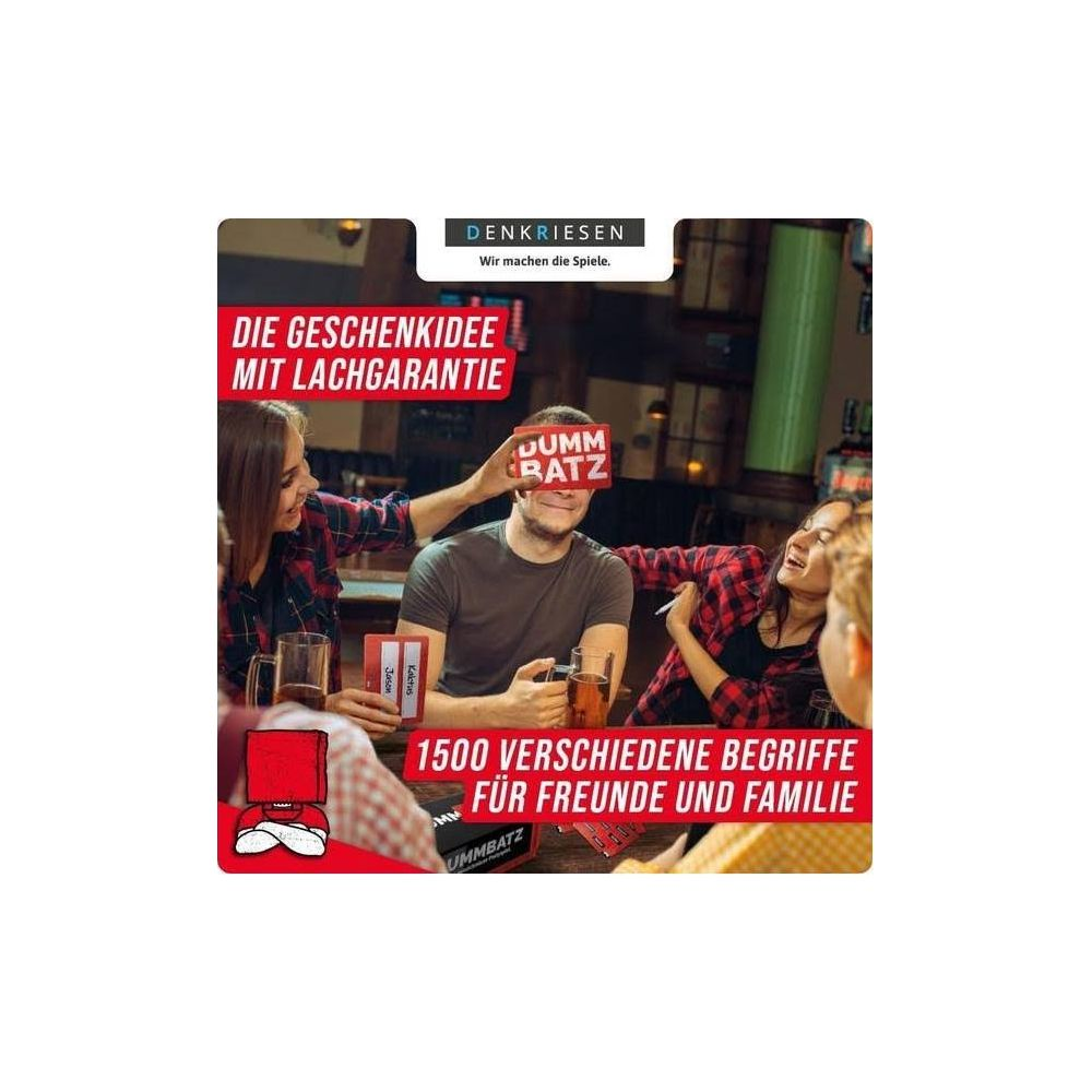 Freunde spielen ein Spiel mit einer "Dumm Batz" Karte vor den Augen eines Mannes.