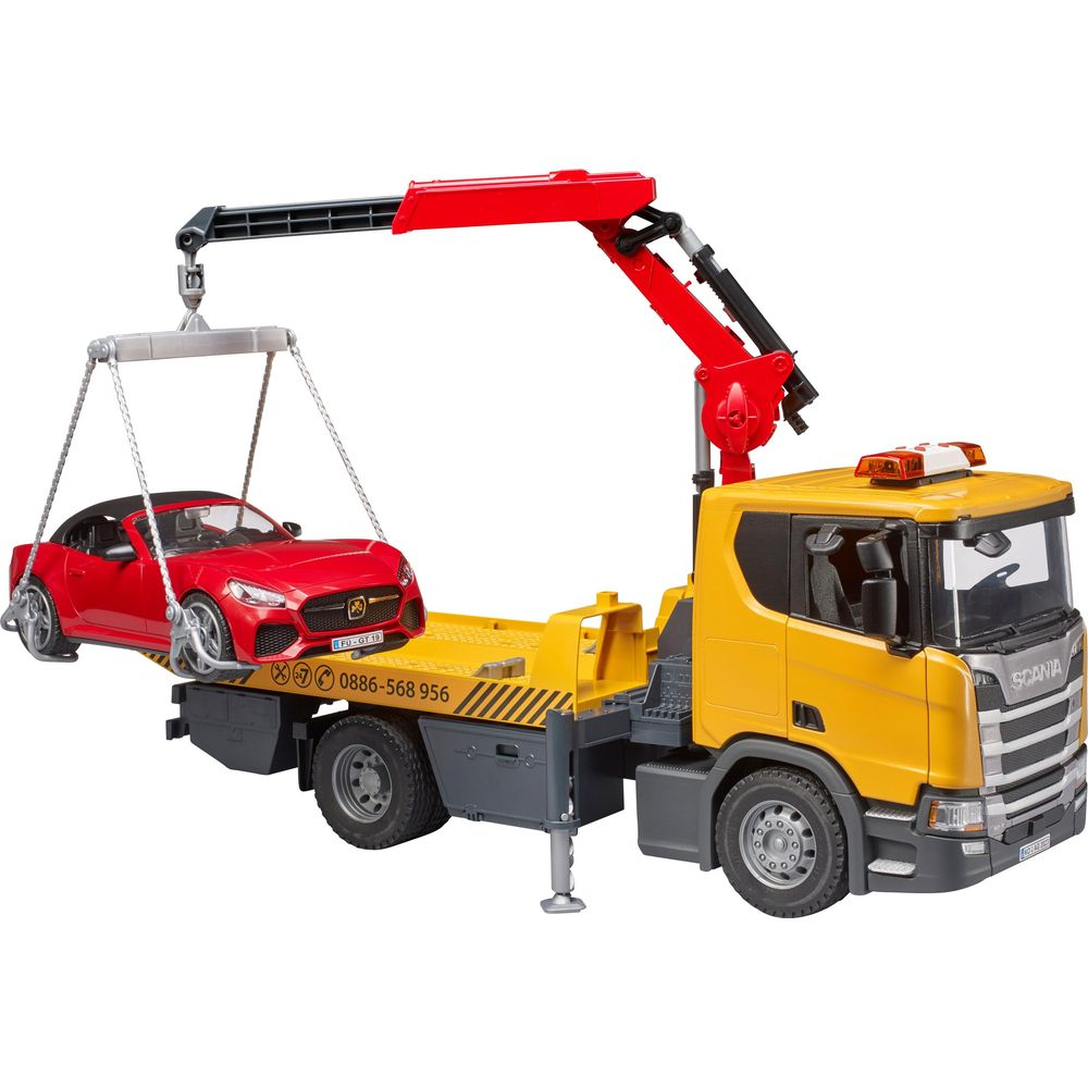 Ein gelber Abschleppwagen mit rotem Kran hebt ein rotes Auto.