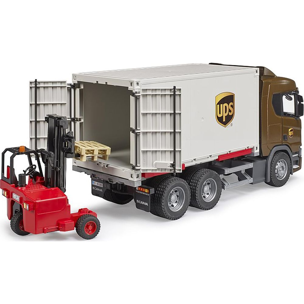 Czerwony wózek widłowy ładuje białą ciężarówkę kontenerową UPS z paletą.