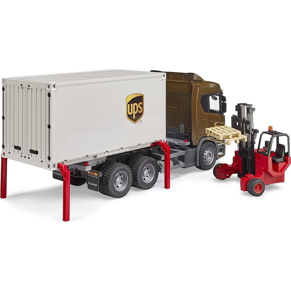 Czerwony wózek widłowy ładuje paletę na ciężarówkę z kontenerem UPS.