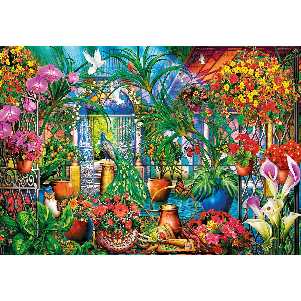 Ein Pfau steht in einem Garten voller bunter Blumen, Pflanzen und Schmetterlinge.
