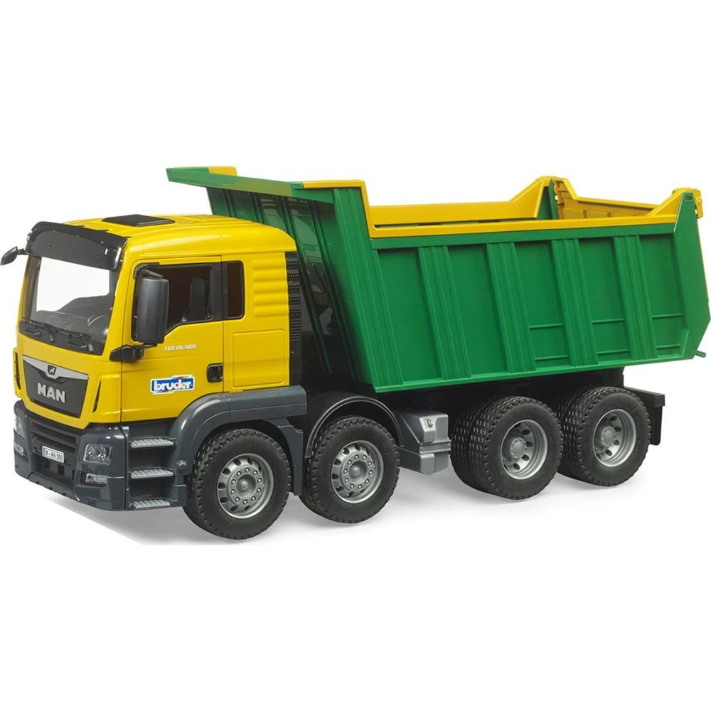 Un camion ribaltabile MAN giallo con cassone verde su sfondo bianco.