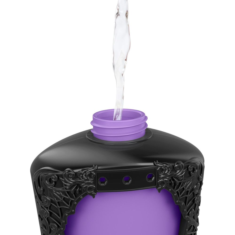 El agua cae en la abertura morada de un recipiente negro con detalles ornamentados.