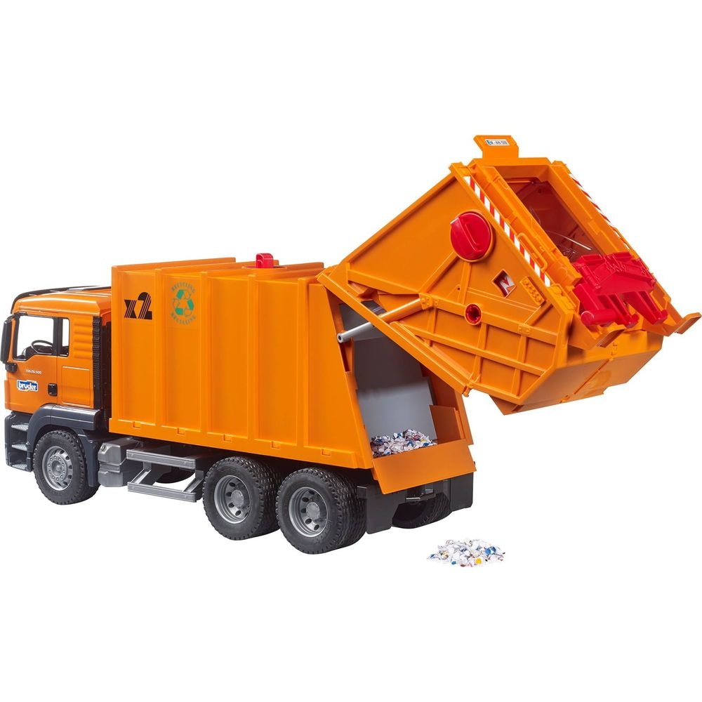 Orange Müllwagen mit angehobener Ladefläche, auf weißem Hintergrund.