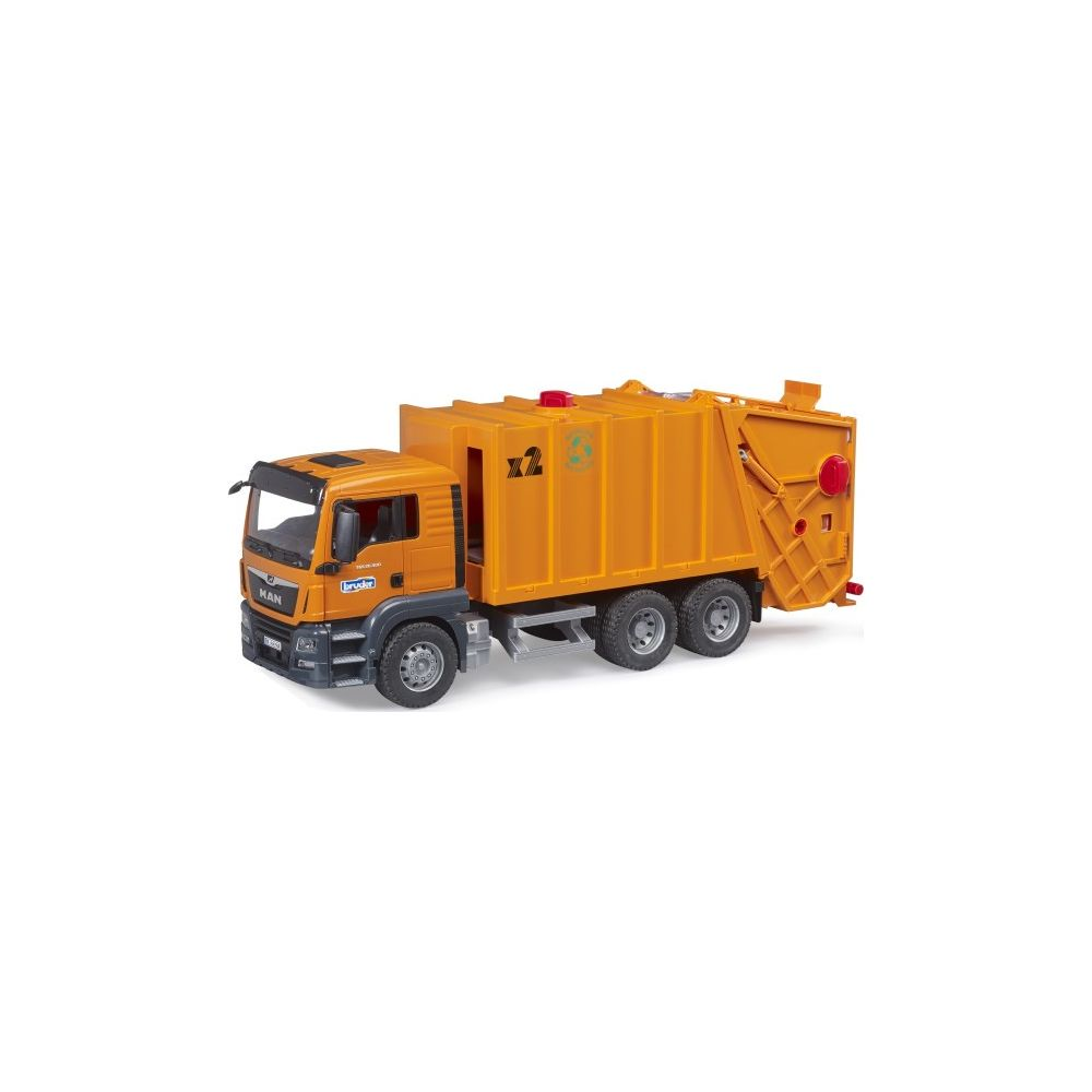 Ein orangefarbener Müllwagen steht auf weißem Hintergrund.