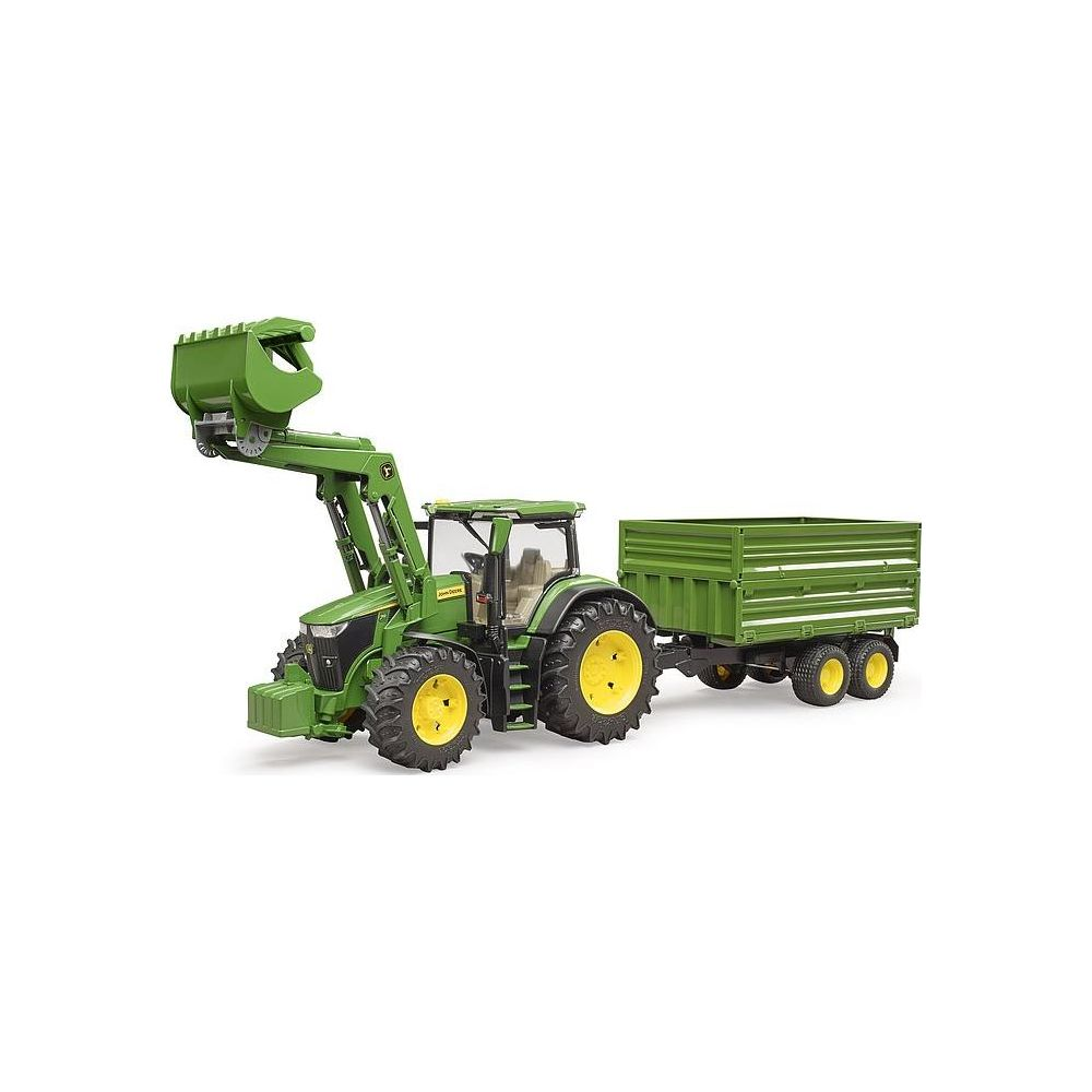 Grüner Traktor mit Frontlader und Anhänger auf weißem Hintergrund.