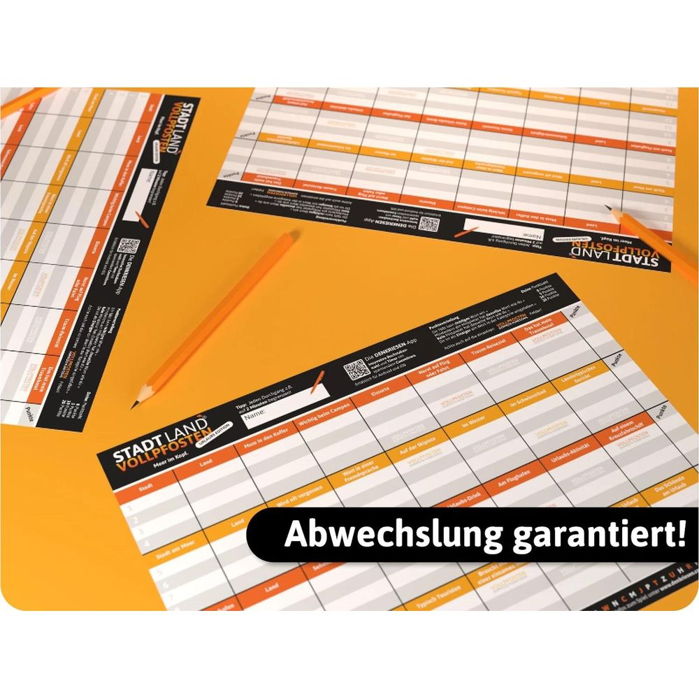 Spielkarten mit orangefarbenem Stift auf orangefarbenem Hintergrund.