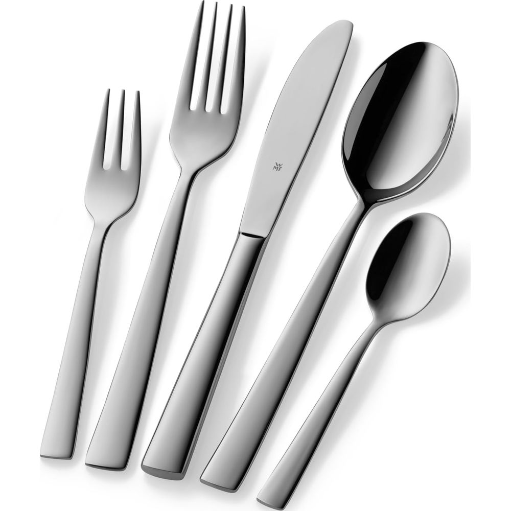 Un set di cinque utensili in metallo lucido: due forchette, un coltello e due cucchiai.