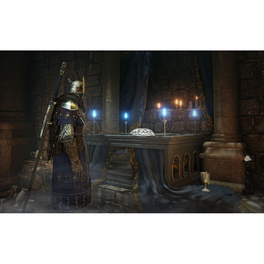 Ein Krieger in Rüstung steht vor einem Altar mit Kerzen und einem Kelch.