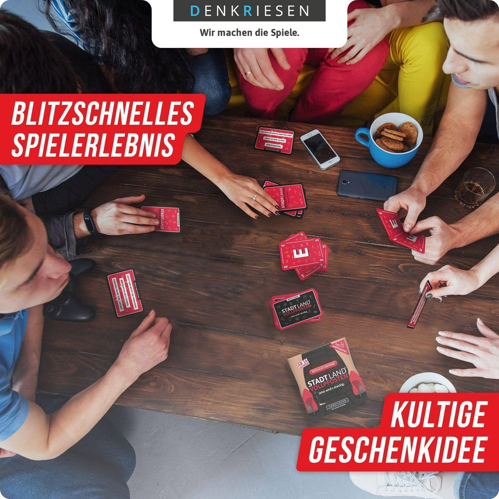 Menschen spielen Karten am Holztisch. Text: BLITZSCHNELLES SPIELERLEBNIS.