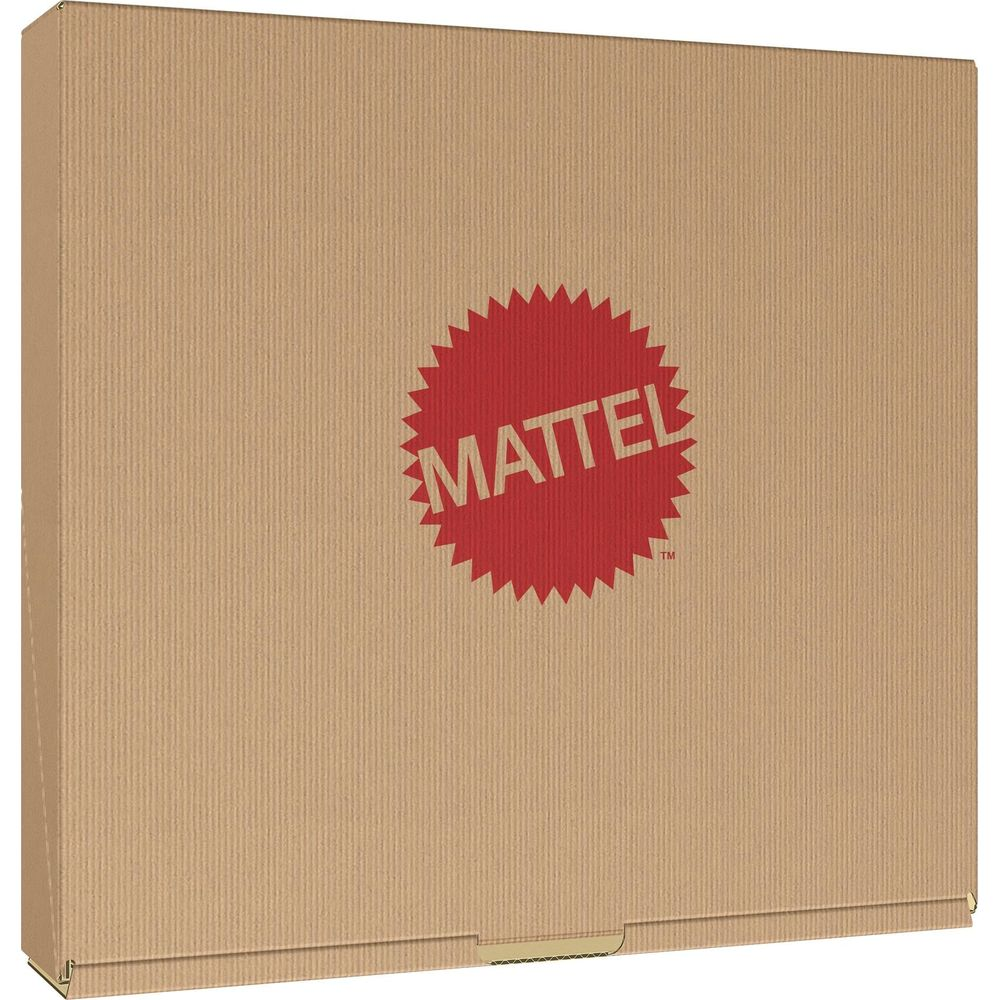 Una caja de cartón marrón con el logo rojo de Mattel en el centro. Vista cercana.