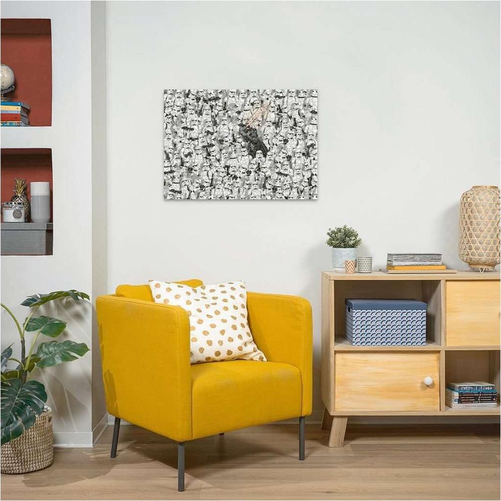 Żółty fotel z wzorzystą poduszką stoi przed regałem.