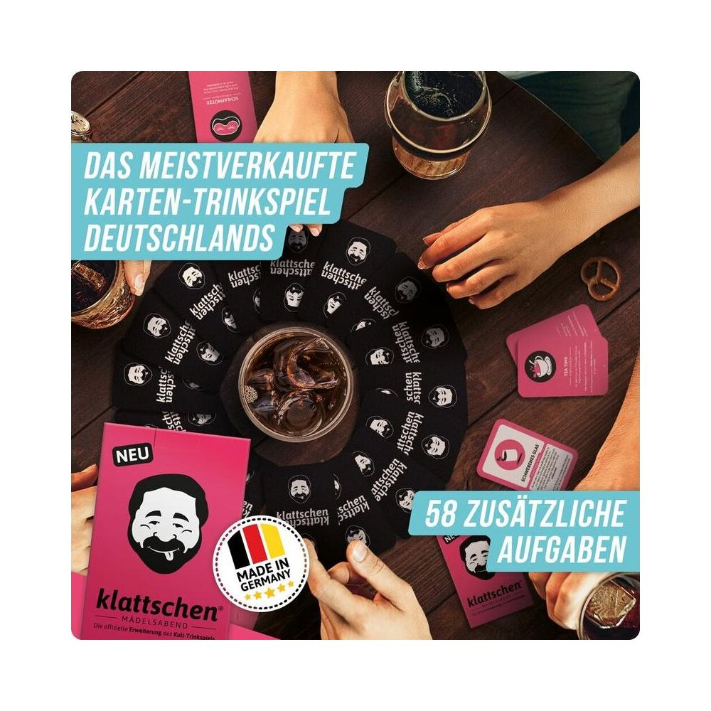 Gioco di carte da bere su un tavolo di legno con mani, bicchieri e carte da gioco.