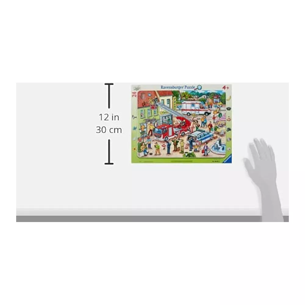 Puzzle Ravensburger przedstawiające ruchliwą scenę uliczną z wozem strażackim, karetką i ludźmi.