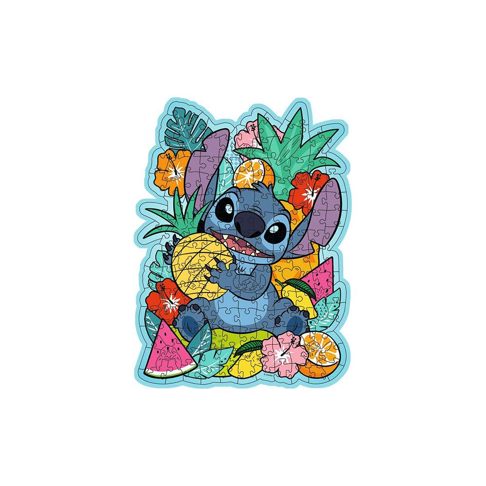 Stitch siedzi otoczony tropikalnymi owocami i kwiatami, trzymając ananasa.