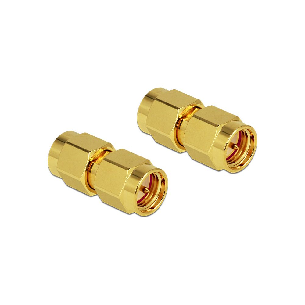 Dos adaptadores SMA dorados sobre fondo blanco.