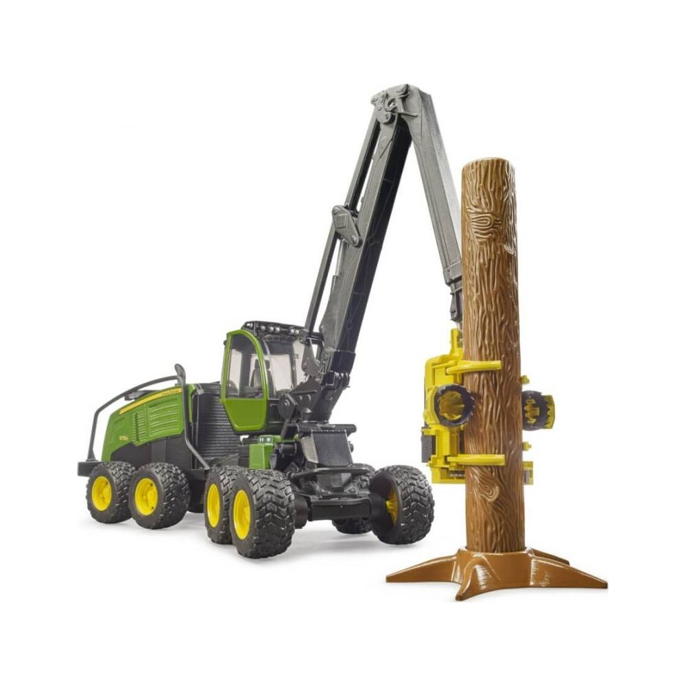 Zielona maszyna leśna z ramieniem dźwigu chwytająca kłodę żółtym chwytakiem.