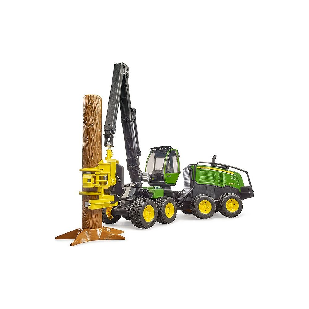 Zielona maszyna leśna z żurawiem i żółtym chwytakiem trzymająca pień drzewa.