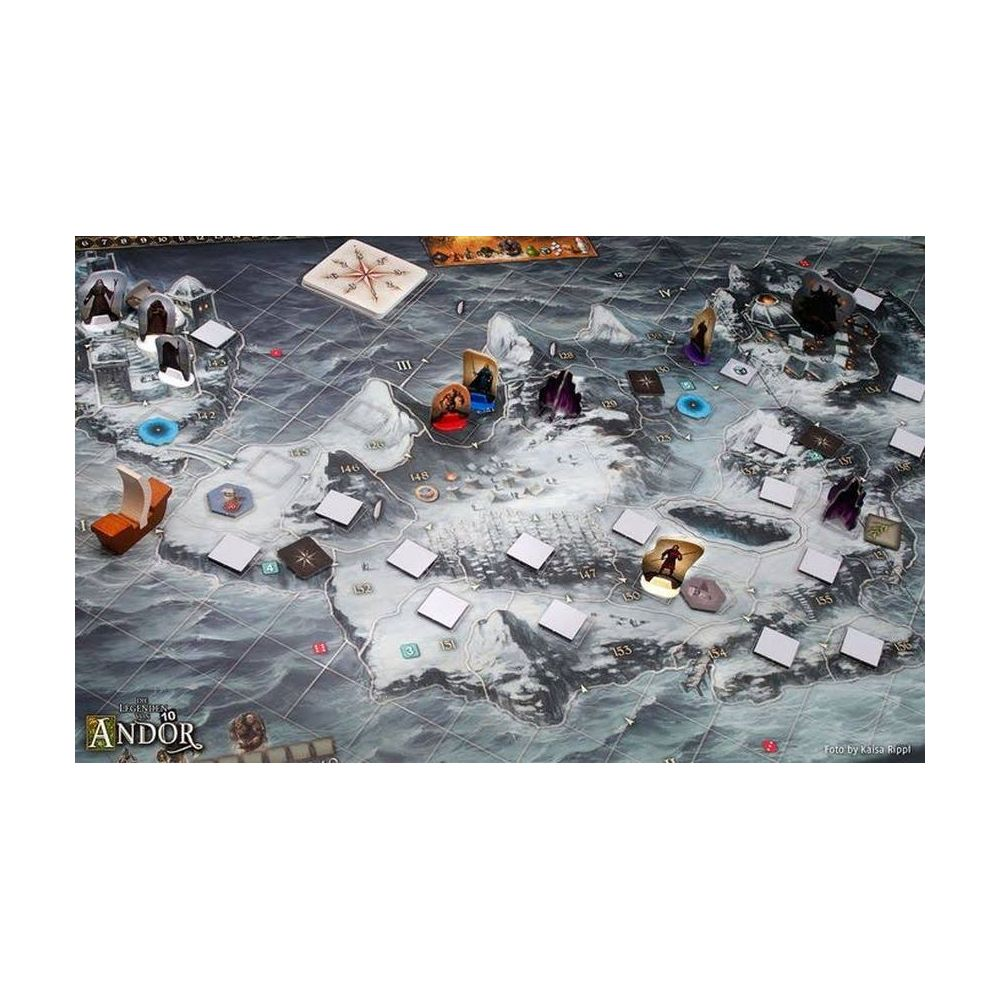 Brettspielkarte mit Spielfiguren, Schiff und Kompass in eisiger Landschaft.
