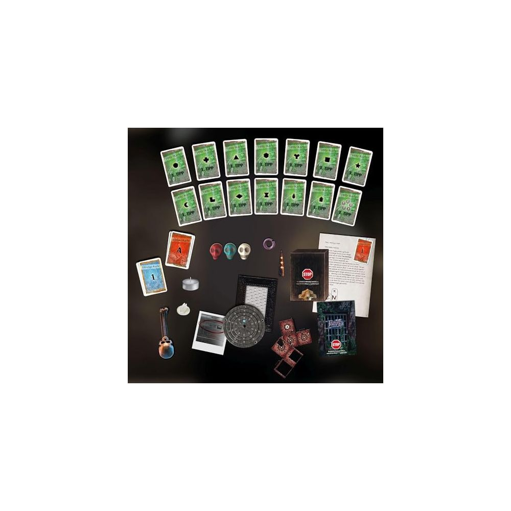 Spielmaterialien auf schwarzem Hintergrund: Karten, Würfel, Foto, Spielbrett und mehr.