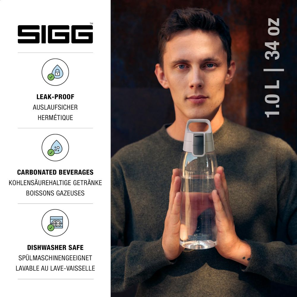 Mann hält eine durchsichtige SIGG-Flasche, 1.0 L, 34 oz.