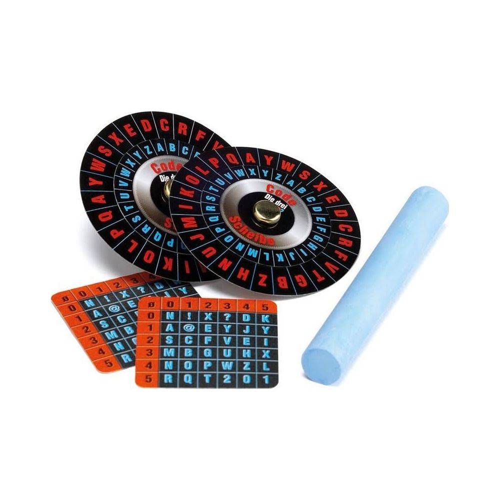 Zwei Code-Räder, zwei Code-Karten und ein blauer Stift auf weißem Hintergrund.