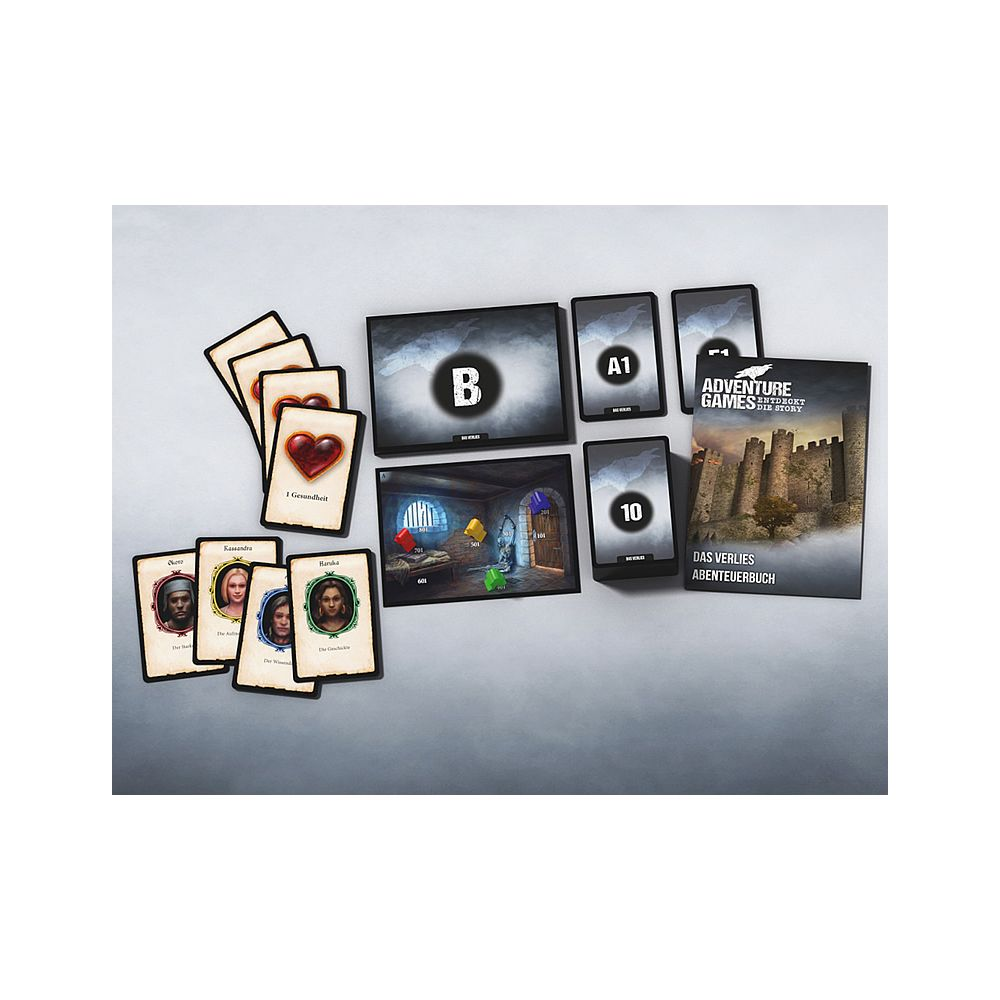 Spielmaterialien für ein Abenteuerspiel mit Karten, Spielbrettern und einem Buch.