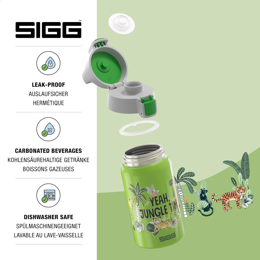 Eine grüne SIGG-Flasche mit Dschungelmotiv, offenem Deckel und Produktmerkmalen.