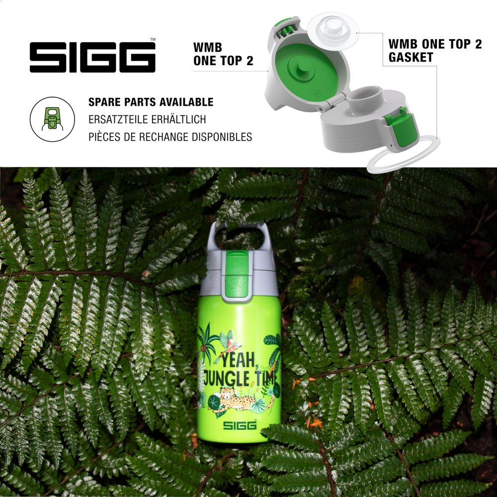 Eine grüne SIGG-Flasche mit Dschungelmotiv, umgeben von Farnen.