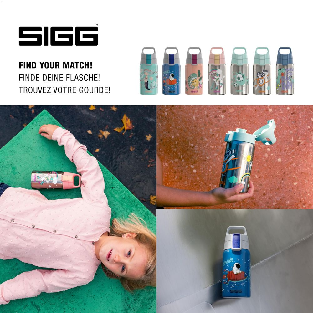 Mädchen liegt auf grünem Untergrund, Sigg-Flaschen in Nahaufnahme.