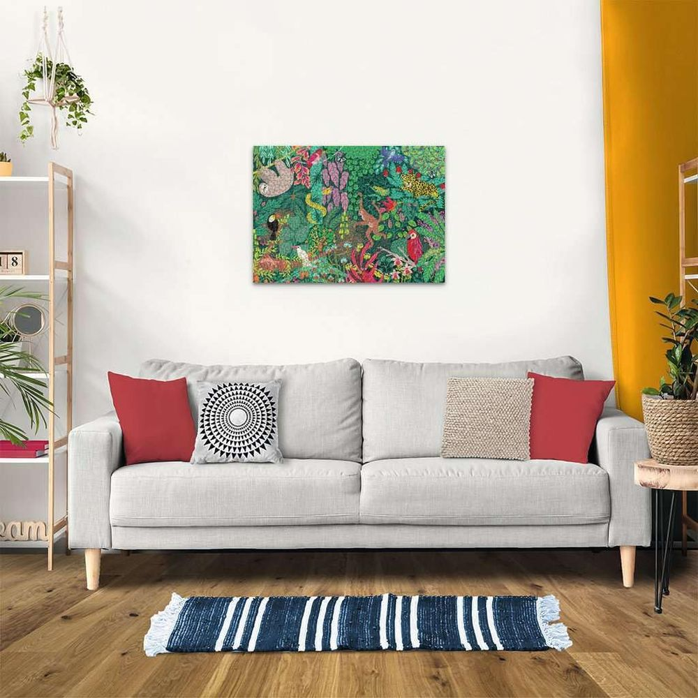 Puzzle z dżunglą, leniwcem, papugami i lampartem na ścianie nad sofą.