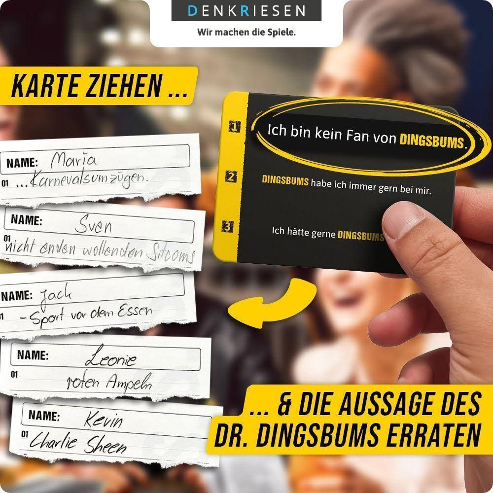 Spielkarten mit Namen und Aussagen, eine Hand hält eine Karte.